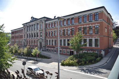 Das Gymnasium in Markneukirchen. Seine Heizungstechnik ist Stand 1992 und soll ausgetauscht werden.