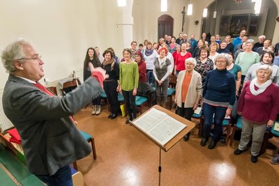Unter Leitung von Rudolf Winkler (l.) hat sich der Chor intensiv vorbereitet.