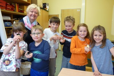 Schulleiterin Silke Lötzsch und die Kinder der Grundschule Pockau freuen sich über die flauschige Abwechslung.