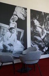 Das Foyer zieren großformatige Fotos von Theaterinszenierungen.