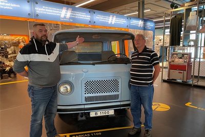 André Krumbiegel (l.) aus Chemnitz und Christian Leukert aus Neukirchen bestaunten diesen BarkasB 1100. 