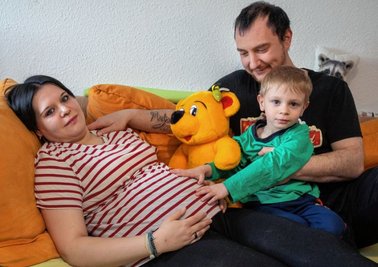 Weil Mutter Nadja Funfak sich schonen muss, übt Vater Patrick seinen Job vorübergehend nicht aus. Er kümmert sich um die zwei Söhne. Beim Fototermin war nur der Zweieinhalbjährige dabei.