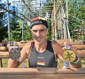Jörg Eißmann präsentiert stolz seine Gold- und Silbermedaille, die er bei der Weltmeisterschaft in Belgien gewonnen hat.