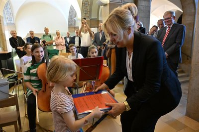 Kulturbürgermeisterin Dagmar Ruscheinsky erhält die gesammelten 4559 Unterschriften für die Festanstellung der Honorarkräfte der Musikschule.