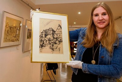 Sarah Kühnel, Museologin und wissenschaftliche Mitarbeiterin in der e.o.plauen-Galerie, hütet manchen Schatz aus dem Frühwerk von Erich Ohser. Hier eine Zeichnung des Malzhauses, die 1922 entstand.