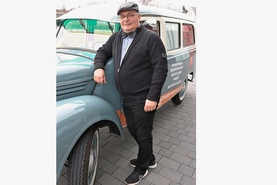 Peter Günther chauffierte die Besucher in einem Framo V 901/2, den Vorgänger des B 1000, durch Frankenberg. 
