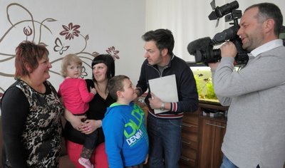 Vor der Geburtstags-Party im Gasthof Obermylau: Nele, im Foto mit Bruder Jason, Mutter Stefanie Scharf und Oma Marlies Pocklitz, empfängt daheim MDR-Redakteur Sven Böttger und Kameramann Ronny König.
