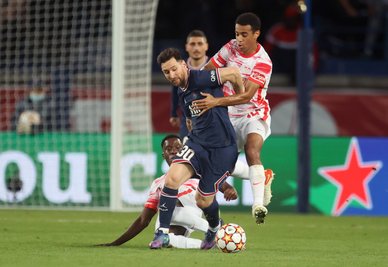 Paris' Stürmer Lionel Messi (l) und Leipzigs Mittelfeldspieler Tyler Adams. 