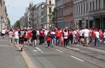 Fanmarsch vom Neumarkt zum Stadion in Eckersbach. 