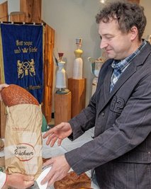 Auch Bäckermeister Rico Müller aus Breitenbrunn hat Brote zur Prüfung eingereicht. 