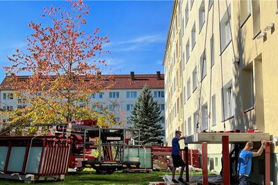 Die AWG Frankenberg lässt in der Robert-Schumann-Straße neue Balkone montieren. Ende des Monats soll der Bau beendet sein. 