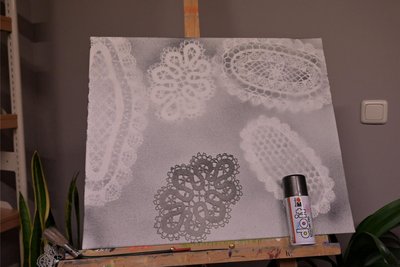 Das Bild, das Steffi Schneider selbst am schönsten findet. Dabei hat sie Klöppeldeckchen mit Acryllackfarbe besprüht.