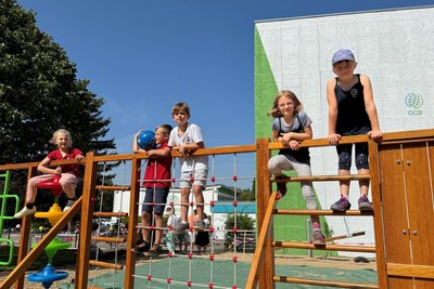 Die Mädchen und Jungs fühlten sich sofort wohl auf dem neuen Spiel- und Sportplatz.