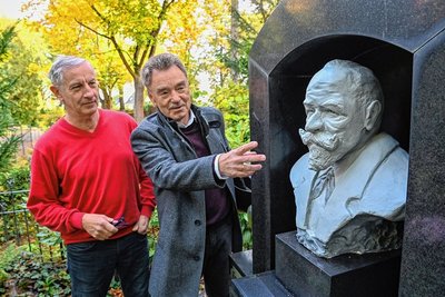 Die restaurierte Büste von Friedrich Bernhard Beyreuther auf dem Chemnitzer Schloßfriedhof steht auf einem Granitsockel im Familiengrab. Hans-Joachim Höhne (l.) hat die Gipsbüste im Auftrag Christian Wolffs, einem Ururenkel Beyreuthers, überarbeitet. 