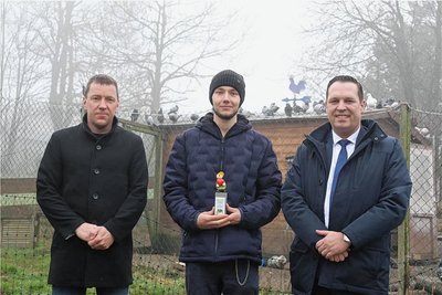 Der Preisträger und Tierschützer Jonas Wagler (M.) präsentiert sich mit der Trophäe und dem stellvertretenden Bürgermeister von Jöhstadt Daniel Meyer (l.) und Landrat Rico Anton. 