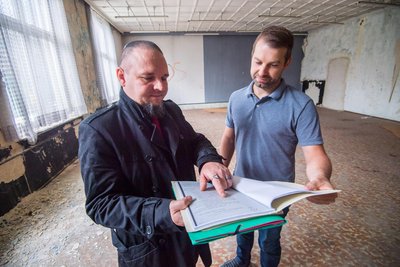 Blick in den Tempelsaal vor dreieinhalb Jahren: Logenexperte Thomas Möckel (l.) und Marcus Hoffmann vom Bauamt der Stadt Aue-Bad Schlema unter der Zwischendecke aus Hartfaserplatten.