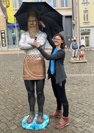 Mit einem Schirm wurde am Freitag die Holzfigur auf dem Postplatz vor Regen geschützt. 