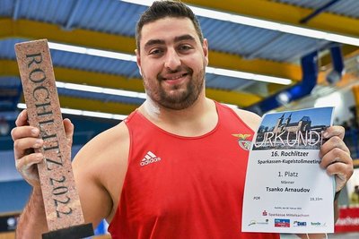 Tsanko Arnaudov, der EM-Dritte von 2016 aus Portugal, freute sich über den Siegerpokal aus Rochlitzer Porphyr.
