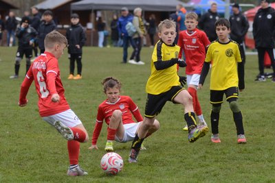 Der VFC Plauen (gelbe Trikots) spielte gegen den FSV Zwickau 1:1, gewann aber das anschließende Elfmeterschießen.
