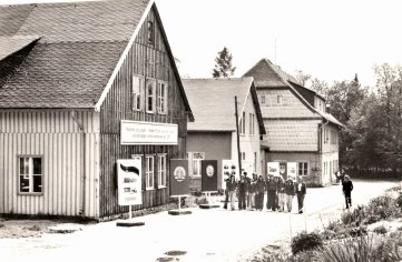 ... mit dem Ursprungsgebäude (hinten), das auch auf der Luftbildaufnahme zu sehen ist.