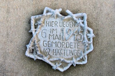 Der Grabaufsatz von Bildhauer Gottfried Kohl auf der Grabstelle für die sechs unbekannten jüdischen KZ-Opfer auf dem Friedhof in Reichenbach.