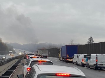 Ein brennendes Fahrzeug behindert am Donnerstagvormittag den Verkehr auf der A4 bei Frankenberg.