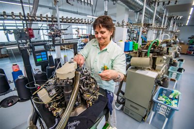 Bisher die einzige Strickerin, aber mit Gehalt: Gabriele Müller beim Einfädeln der Fäden für die Erzgebirgssocke.