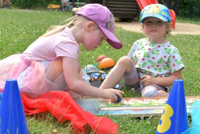 Auch das ist Bewegung: Valentina und Emma am Brettspiel.