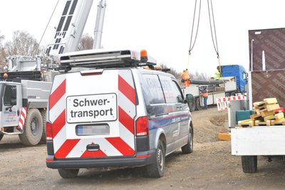 Die Brückenelemente für die Baustellenumfahrung an der B 173 bei Kleinschirma werden demontiert und abtransortiert.