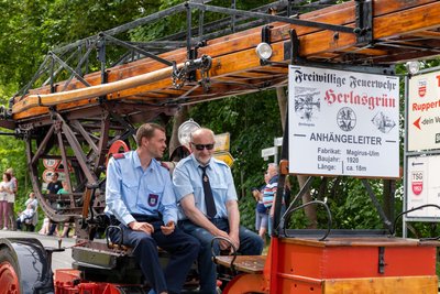 Auch dieses historische Feuerwehrfahrzeug aus Herlasgrün war beim Festumzug zu bestaunen.