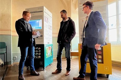 Die Sächsische Energieagentur (Saena) zeigt im Ratskeller in Frankenberg ihre Wanderschau Erneuerbare Energien. René Otparlik und Florian Aurich (beide Stadtverwaltung) sprachen mit Saena-Berater Hannes Gerold (v.l.). 