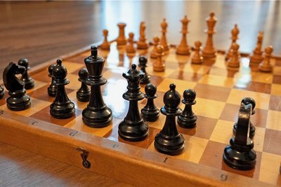 Ein kariertes Spielfeld und 32 Figuren: Das sind die Kernelemente des Denksports Schach. 