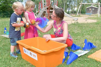 Isabel Garbatz, Leiterin der Kinderarche-Kita in Naundorf, mit Ole und Adele beim Aufbau einiger Stationen.