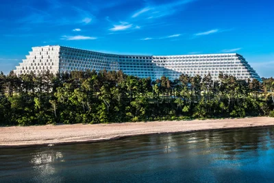 Sieht aus wie ein gestrandetes Kreuzfahrtschiff: Das neue Mega-Hotel Golebiewski an der polnischen Ostsee liegt nur 60 Kilometer von Ahlbeck entfernt.