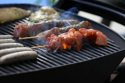Die Absage eines Grillfestes zu Himmelfahrt in Rochlitz (Symbolfoto) hat im Internet für Debatten gesorgt.