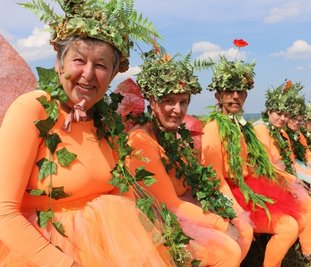Bunt und magisch wird die Theateraufführung am Samstag. Behinderte Frauen und Männer agieren als Feen. 