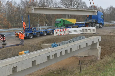 Die „Lego-Brücke“ an der B 173 Freiberg–Chemnitz ist Geschichte, hier der Abtransport von Brückenelementen.