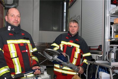 Mit diesem hydraulischen Rettungsgerät, einem Rettungszylinder, den Ortswehrleiter Steffen Blank (links) hält, und einer Schere, in den Händen des stellvertretenden Stadtwehrleiters Christian Weck, sowie vielen weiteren Ausrüstungsutensilien ist die Reichenbacher Wehr gut gewappnet für alle Arten von Einsätzen. 