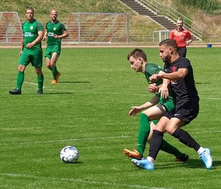 Mühltroffs Peter Thieme (grünes Trikot) behauptet hier den Ball gegen Meeranes Maximilian Elschner. Am Ende siegte Mühltroff mit 3:1 und machte damit einen großen Sprung in Richtung Klassenerhalt. 