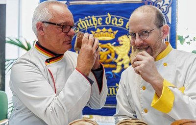 Am Donnerstag haben Sachverständiger Michael Isensee (links) vom Deutschen Brotinstitut und Tobias Nönnig von der gleichnamigen Bäckerei in Ehrenfriedersdorf die eingereichten Brote geprüft. 