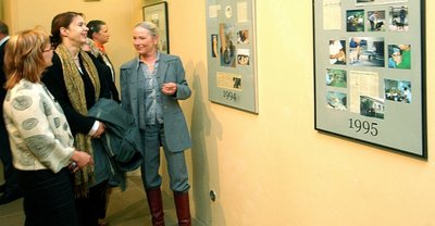 
              <p class="artikelinhalt">Tierheimleiterin Regina Otto (li.) und Ines Kramer, Vorsitzende des Tierschutzvereins (re.), im Gespräch mit Teilnehmern der Geburtstagsfeier des Freiberger Tierheims vor der Ausstellung zur 15-jährigen Geschichte der Einrichtung. </p>
            