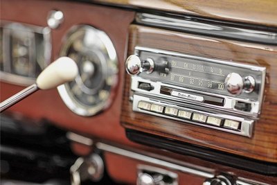 Autoradio in einem Oldtimer. 