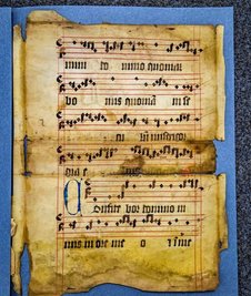 Ein mittelalterliches Notenblatt in einem Bucheinband aus Wolkenstein.