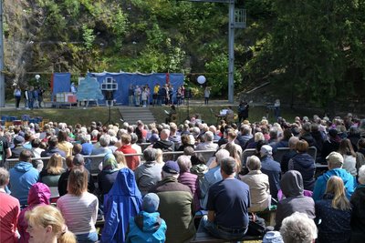 Zum Gottesdienst und Musical auf der Waldbühne in Neuwürschnitz anlässlich Christi Himmelfahrt waren viele Gläubige gekommen.