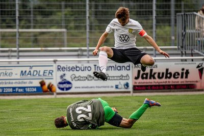 Offensiv waren die Oelsnitzer - wie hier Lukas Schreiter gegen Zschorlaus Keeper Martin Schattner - einfach oft einen Schritt zu spät.