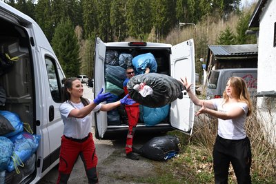 Bei der Altkleidersammlung ist einiges zusammengekommen. Im Bild Sophia Unger (l.) und Lilly Gruszynsky, hinten Jürgen Anger.
