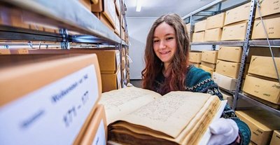 Michelle Mittag, Mitarbeiterin im Kreisarchiv Jahnsdorf, kennt sich mit alten Akten und Dokumenten aus. Hier zeigt sie einen Bucheinband mit Rechtsdokumenten und Ratsprotokollen aus Wolkenstein. 