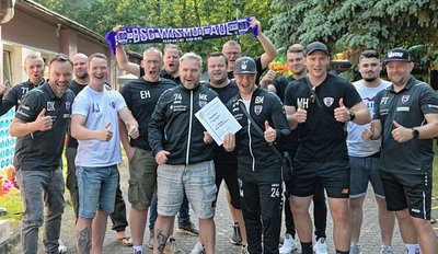 Daumen hoch zum Aufstieg: Von der Handball-Kreisliga Vogtland geht es für die zweite Mannschaft der BSG Wismut Aue in die Bezirksklasse. Das wurde beim 1. Sommerfest des Vereins gebührend gefeiert. 
