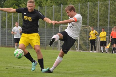 Im letzten Moment greift Zschorlaus Chris Beck (l.) ein und hindert Lukas Schreiter am Abschluss.