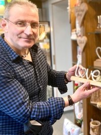 Gunnar Zeeh, Inhaber des Geschenke-Ecks in Aue, hofft, dass es wieder aufwärts geht. Doch mit sprunghaft mehr Kundschaft rechnet er trotz Wegfall der G-Regeln für den Einzelhandel vorerst nicht. 
